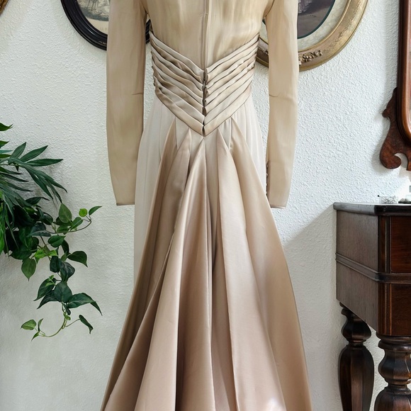 Carolina Herrera Long-Sleeve Cream Evening Gown - Picture 7 of 13